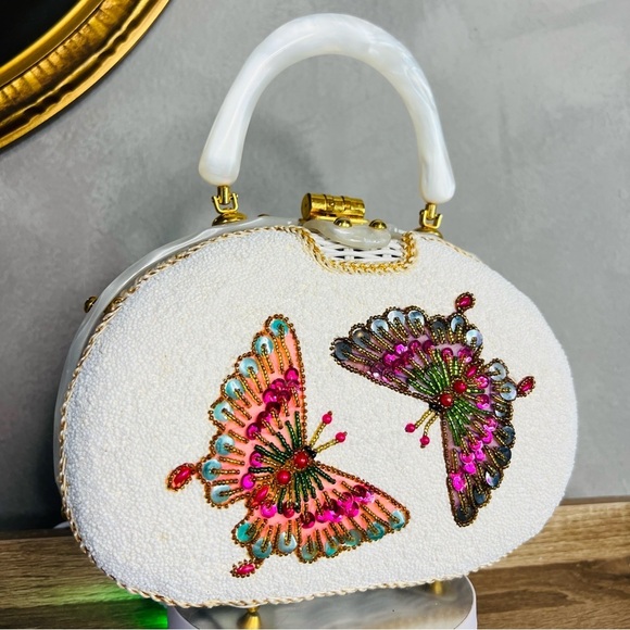 Vintage lucite beaded butterfly Adele wicker purse. - Picture 9 of 11